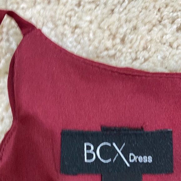 Maroon dress with scallops and a tie - Picture 2 of 3